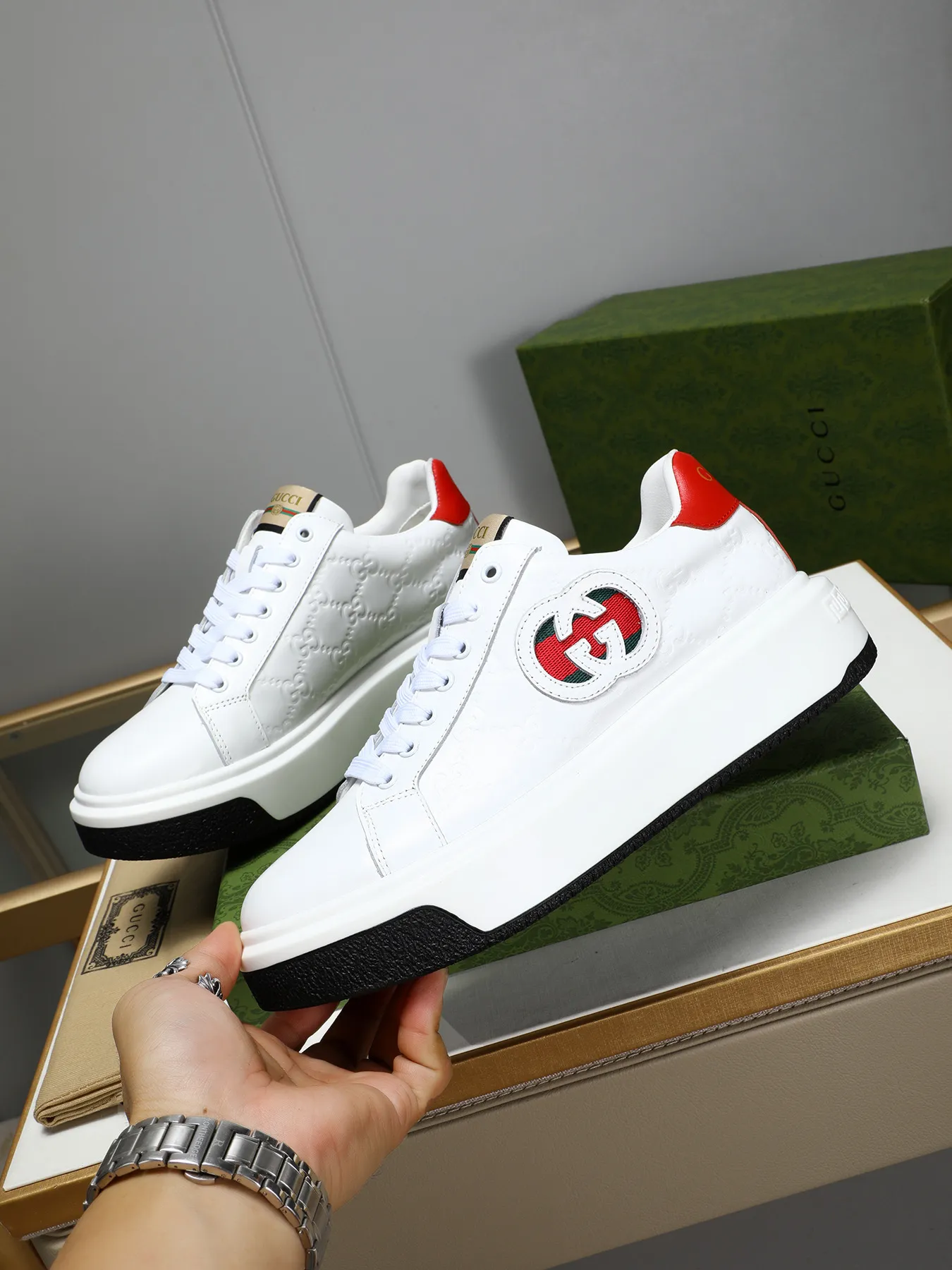 Men's shoes 💰480 New men's shoes GUCCI Fashion trend Made of first-layer calfskin ➕ washed sheep lining! The foot feels super comfortable and the workmanship is impeccable. Foam ultra-light outsole, size: 38-44 (45 customized) 4 colors to choose from!